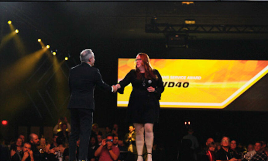 Shannon Edwards, Gerente de Ventas de WD-40, aceptó el Premio al Servicio del Presidente en nombre de la empresa.