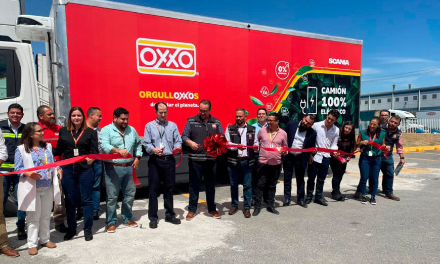 Coloca Scania México 57 unidades con OXXO, una de ellas, eléctrica