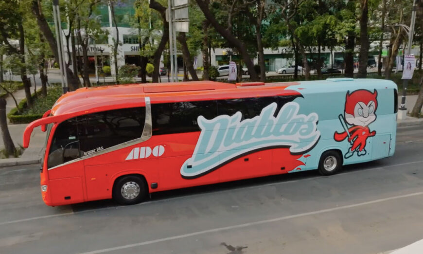 ADO presenta el nuevo autobús de los Diablos Rojos del México