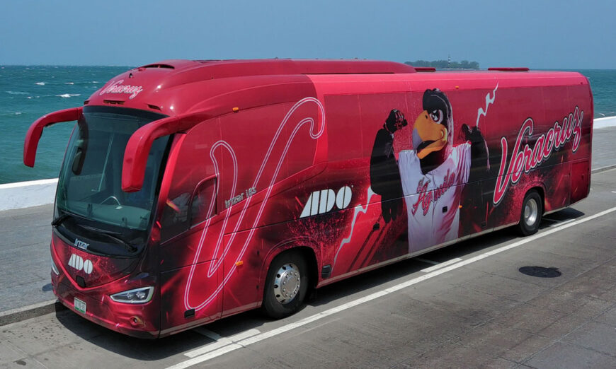 ADO presenta su nuevo autobús que transportará al equipo de beisbol "El Águila de Veracruz"