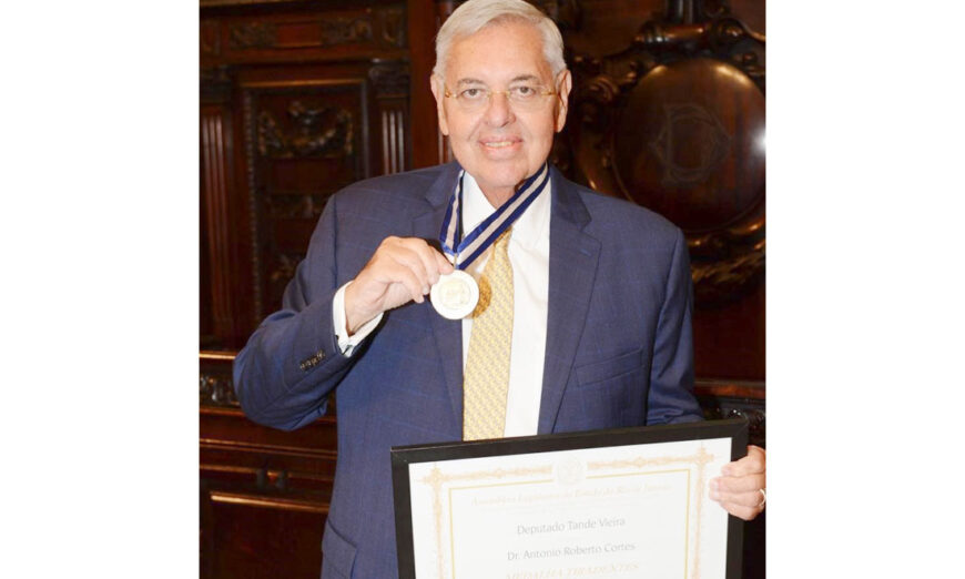 Roberto Cortes recibe la Medalla Tiradentes en Río de Janeiro